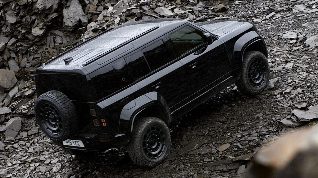 Land Rover Defender OCTA Black Edition мощный внедорожник с чёрным дизайном, 626-сильным V8 и эксклюзивным салоном.