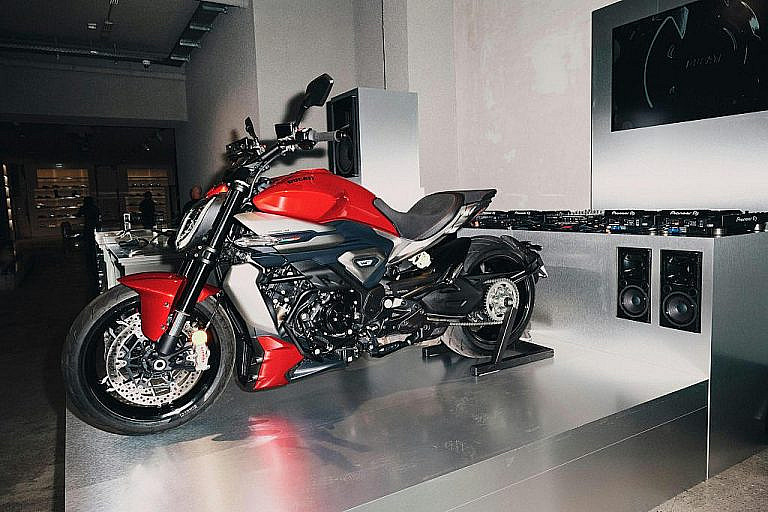 Ducati XDiavel V4: мощный мотоцикл с двигателем V4, агрессивным дизайном и уникальной презентацией в Берлине.