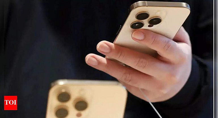 Apple представила обновленный интерфейс камеры в iOS 26: упрощенный дизайн, быстрый доступ к настройкам и удобные свайпы для смены режимов.