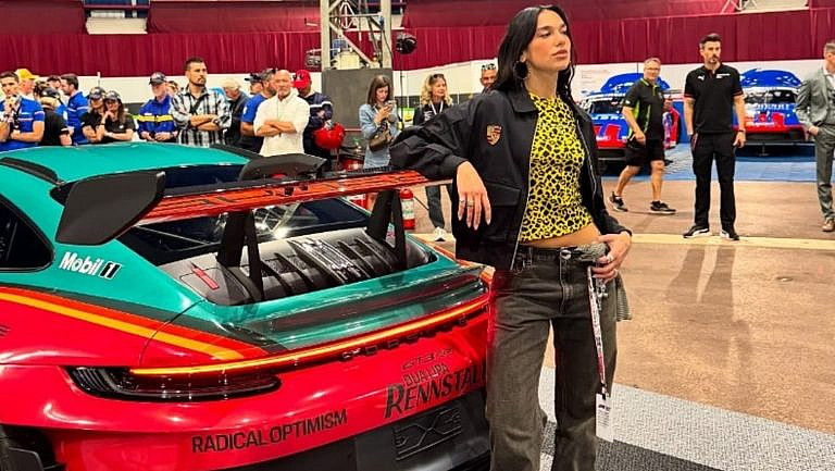 Дуа Липа получила уникальный Porsche 911 GT3 RS с эксклюзивной ливреей. 518 л.с., разгон до 100 кмч за 3,2 сек. Цена от 3,5 крор, кастомизация по желанию.