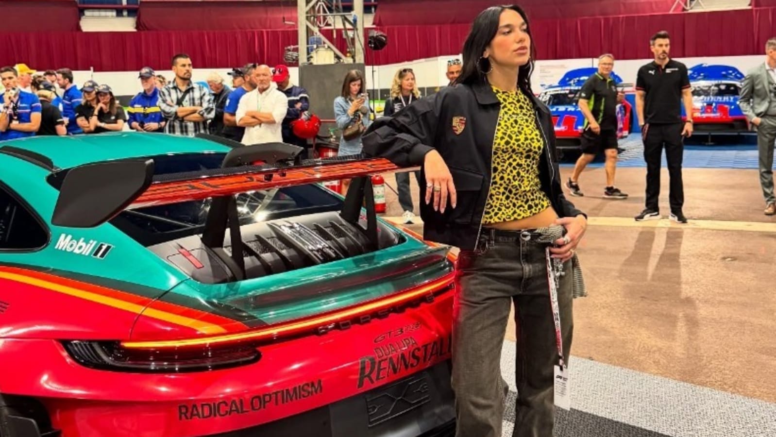Дуа Липа получила уникальный Porsche 911 GT3 RS с эксклюзивной ливреей. 518 л.с., разгон до 100 кмч за 3,2 сек. Цена от 3,5 крор, кастомизация по желанию.