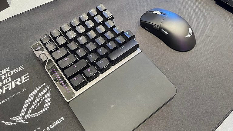 Новая игровая клавиатура Asus ROG Falcata с раздвижной конструкцией для удобства в играх и работе. Беспроводная, с поддержкой 3 устройств, датчиком Hall Effect и до 610 часов автономности. Выход летом 2025.
