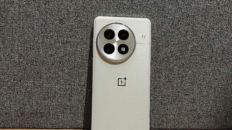 OnePlus 13 и 13R получили обновление с AI Plus Mind и другими ИИ-функциями. Активация жестом, анализ контента и поиск данных голосом.