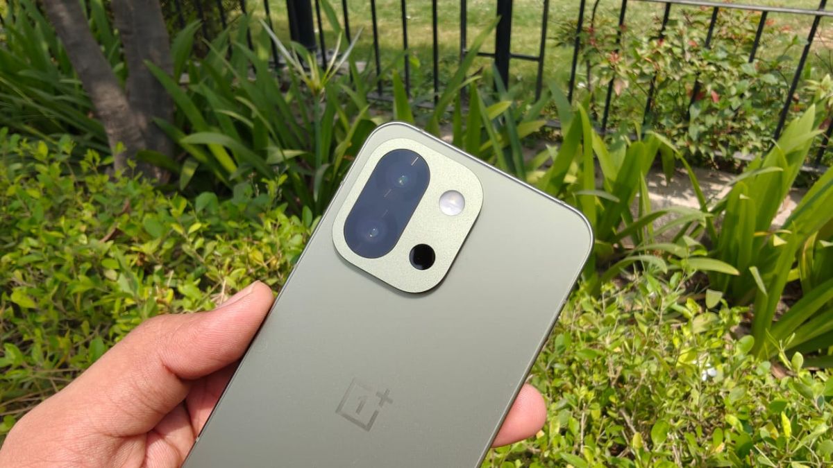 OnePlus 13s стартовал в Индии: Snapdragon 8 Elite, 120 Гц экран, 50 Мп камера и быстрая зарядка 80 Вт. Цены от 54 999 рупий.