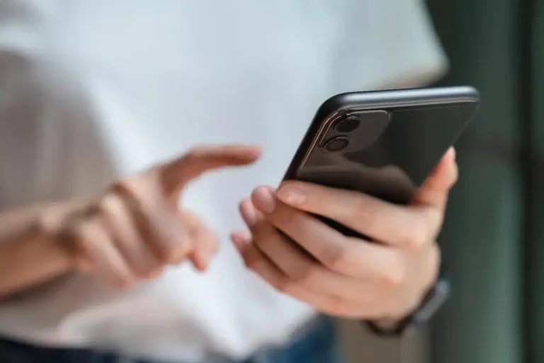 Как распознать SMS-мошенничество в 2025 году: опасные слова com и track, фишинг и защита от киберугроз. Советы экспертов.