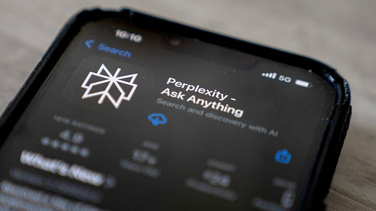 Perplexity ИИ-поисковик с краткими ответами и источниками. Интерес Apple и Meta, но сделки пока нет. Конкуренция с ChatGPT и споры о контенте.