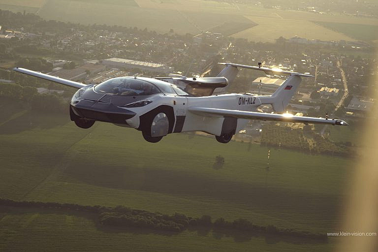 AirCar первый коммерческий летающий автомобиль от Klein Vision. Разгон до 200 кмч на дороге и 250 кмч в воздухе. Трансформация за 80 секунд. Продажи с 2026 года.