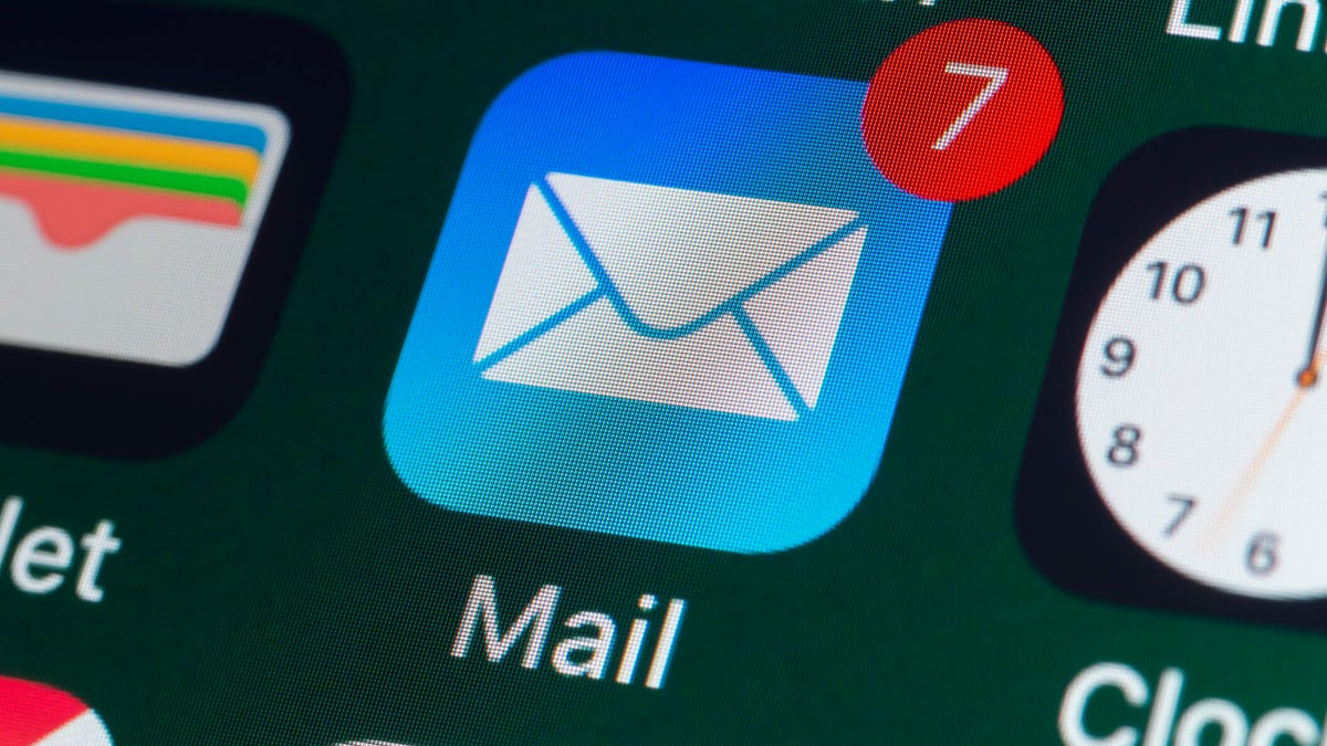Проблемы с Apple Mail после iOS 18.5: зависания, пустой экран. Решения: перезагрузка, обновление. Ждем исправления от Apple.