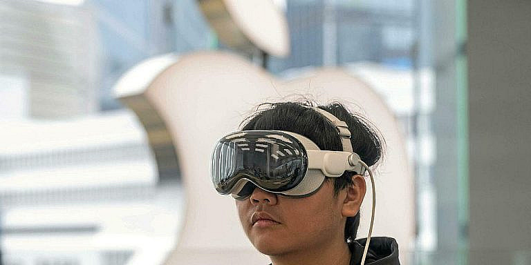 Apple Vision Pro разочаровал пользователей: тяжелый, неудобный и с малым количеством приложений. Многие владельцы редко используют гарнитуру из-за дискомфорта.
