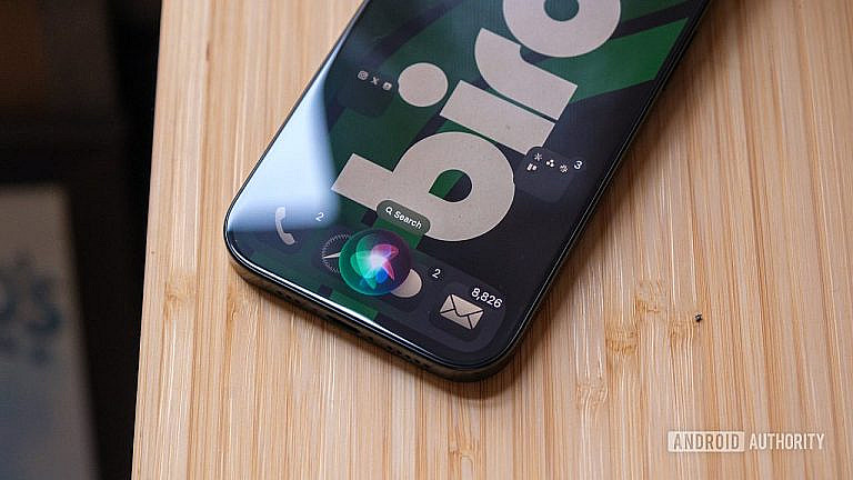 Apple может разрешить замену Siri на сторонние голосовые помощники в iPhone из-за требований ЕС, что расширит выбор пользователей iOS, iPadOS и macOS.