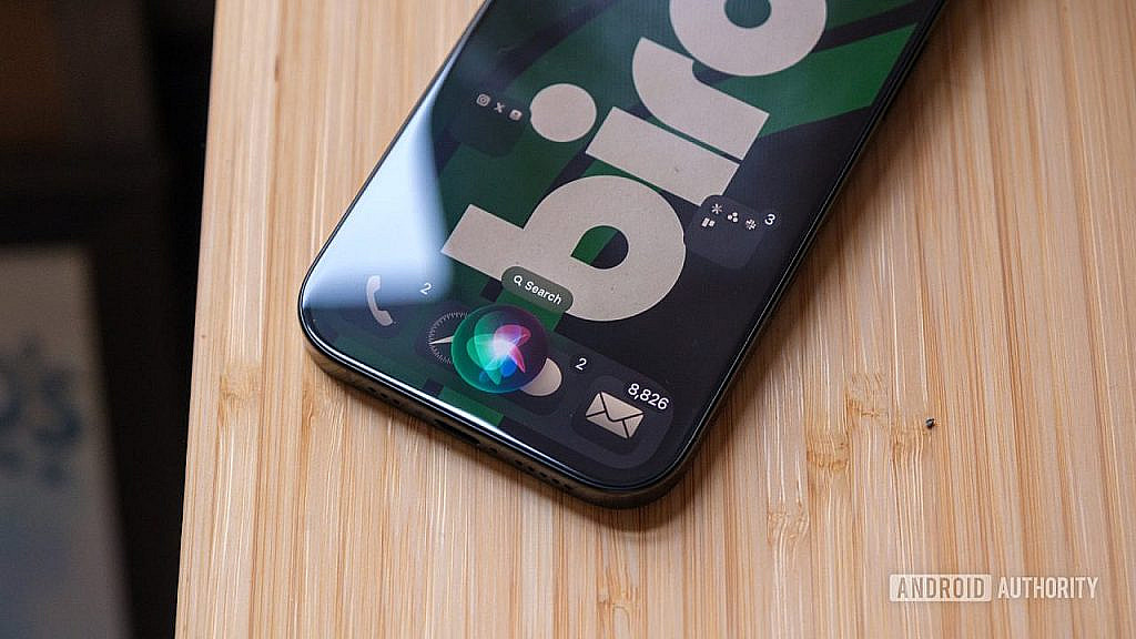 Apple может разрешить замену Siri на сторонние голосовые помощники в iPhone из-за требований ЕС, что расширит выбор пользователей iOS, iPadOS и macOS.