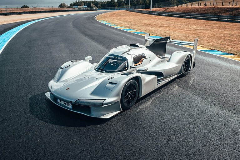 Porsche может выпустить дорожные и трековые версии гоночного 963 LMDh для коллекционеров после уникального 963 RSP. Интерес клиентов уже есть.