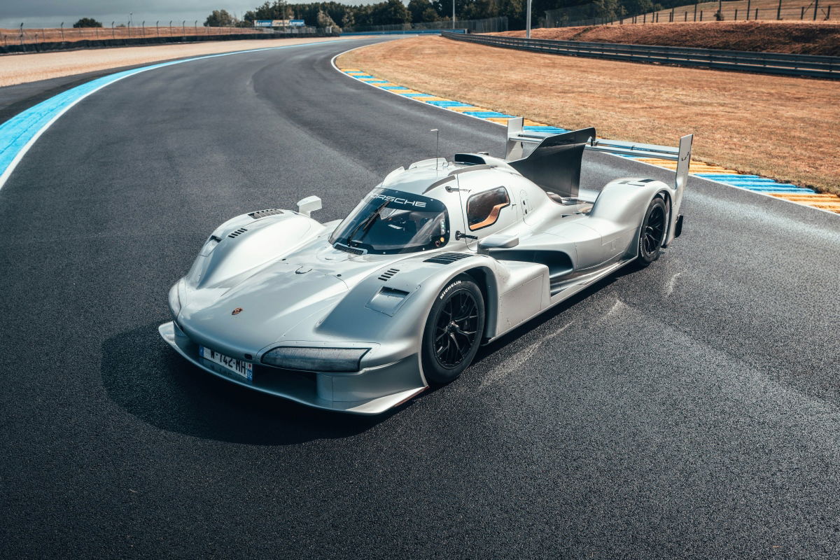 Porsche может выпустить дорожные и трековые версии гоночного 963 LMDh для коллекционеров после уникального 963 RSP. Интерес клиентов уже есть.
