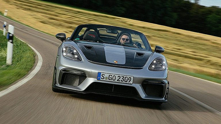 Porsche прекращает выпуск 718 Cayman и Boxster в 2025 году из-за новых правил ЕС. На смену придет электромобиль на 800-вольтовой архитектуре.