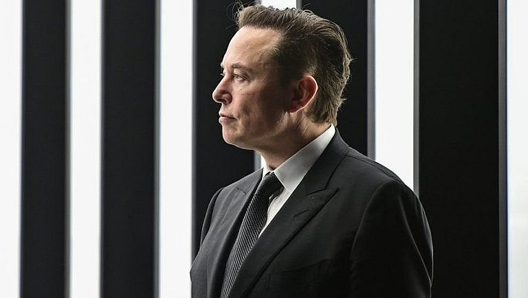 Продажи Tesla в Европе упали на 49 в апреле 2025 года из-за конкуренции с BYD, устаревшей модельной линейки и спорной репутации Илона Маска.