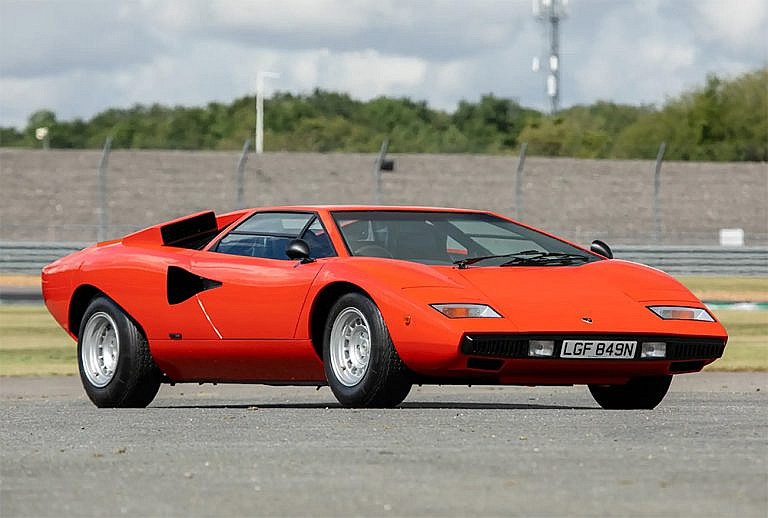 Аукцион Iconic Auctioneers на Silverstone Festival 2025: 42 гоночных авто, 126 коллекционных и 176 классических машин, включая Lamborghini Countach и Porsche 911 RS.