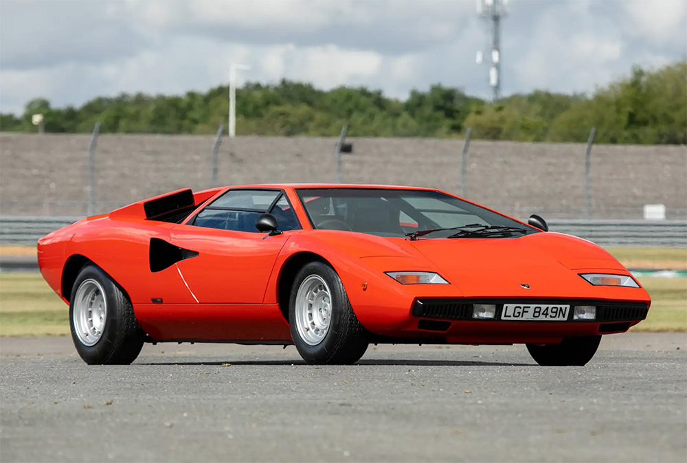 Аукцион Iconic Auctioneers на Silverstone Festival 2025: 42 гоночных авто, 126 коллекционных и 176 классических машин, включая Lamborghini Countach и Porsche 911 RS.