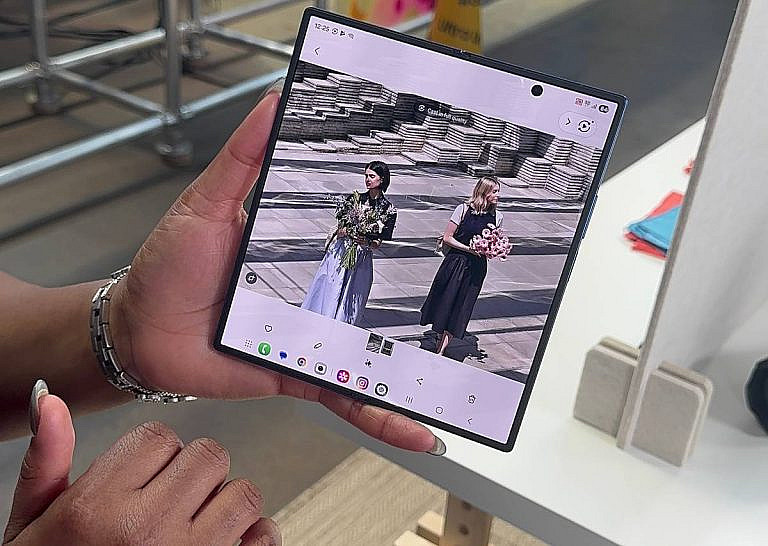 Samsung Galaxy Z Fold7, Flip7 и Flip7 FE установили рекорд по предзаказам: 210 000 устройств за 48 часов. Новые модели легче, тоньше и мощнее.