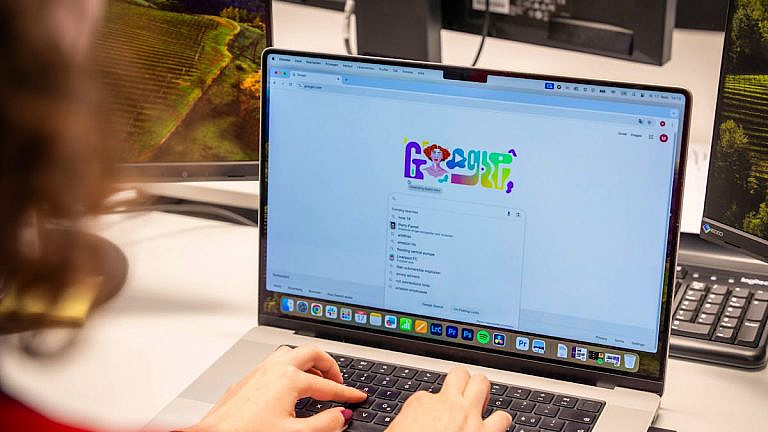 Google запустил AI Mode в США, вызывая недовольство медиакомпаний. Новый режим выдает развернутые ответы, минуя сайты изданий, что грозит потерей трафика и доходов. Медиаальянс требует вмешательства регуляторов.