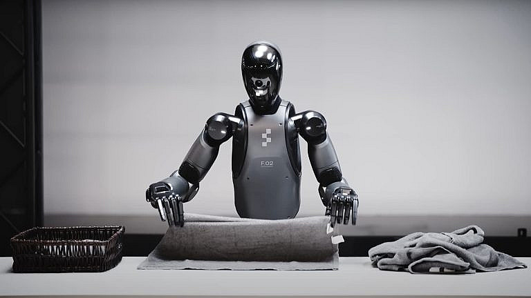 Робот Helix от Figure AI научился складывать полотенца серьезный прорыв в робототехнике. Автономная работа и адаптация к мягким объектам.