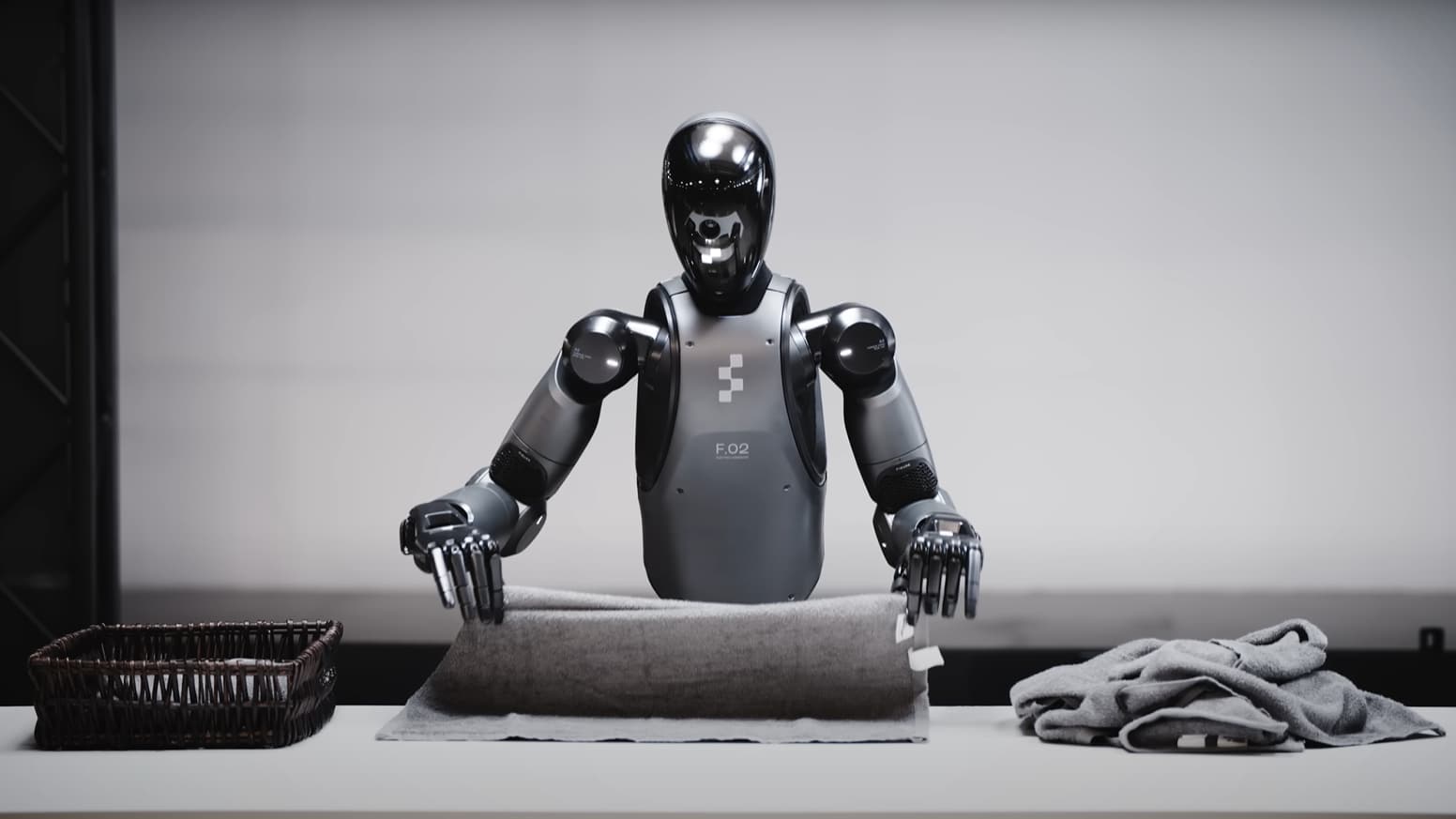 Робот Helix от Figure AI научился складывать полотенца серьезный прорыв в робототехнике. Автономная работа и адаптация к мягким объектам.