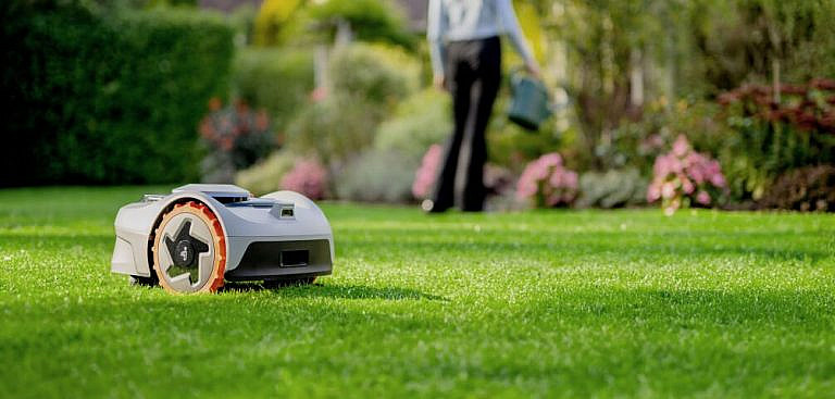 Робот-газонокосилка Navimow i105E от Segway: инновации, точность и удобство без проводов. Идеальный газон без усилий.