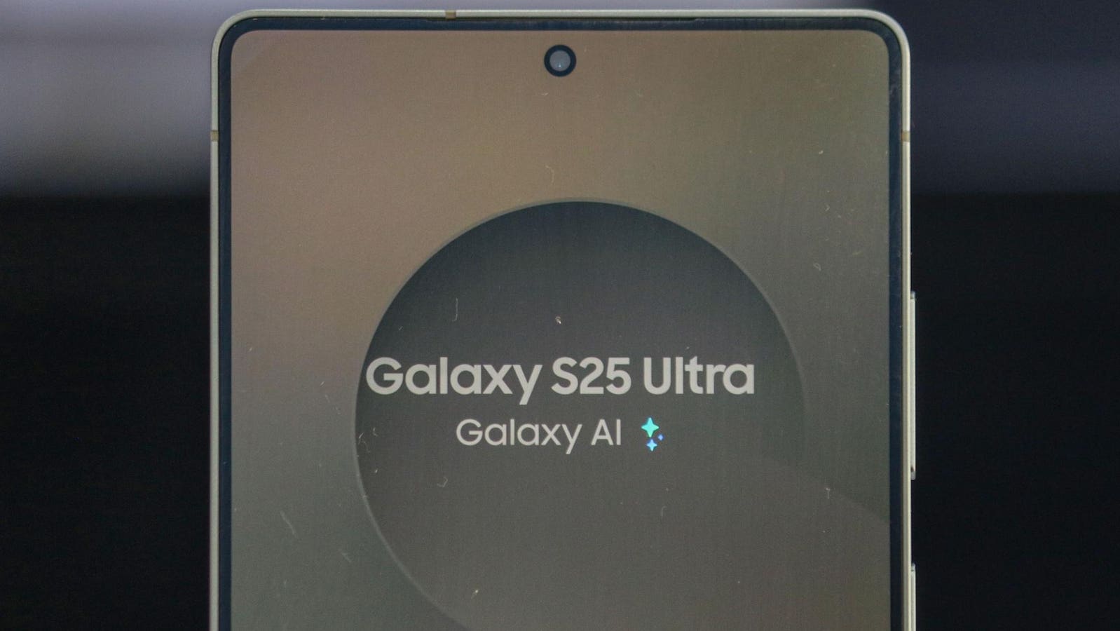 Samsung предупреждает пользователей Galaxy о выборе между удобством AI-функций и защитой приватности, предлагая безопасность Knox.