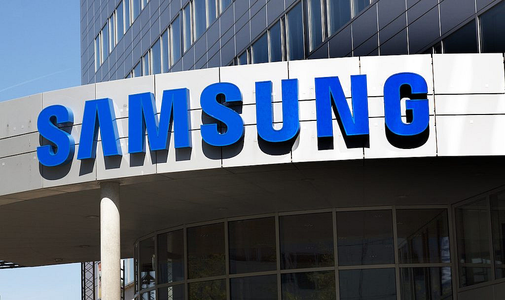 Samsung и Perplexity AI обсуждают партнерство: интеграция поиска и ассистента в смартфоны Galaxy S26 и другие устройства.