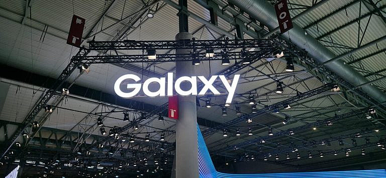 Samsung тестирует новые аккумуляторы, уделяя приоритет безопасности и долговечности, но не спешит внедрять их в смартфоны.