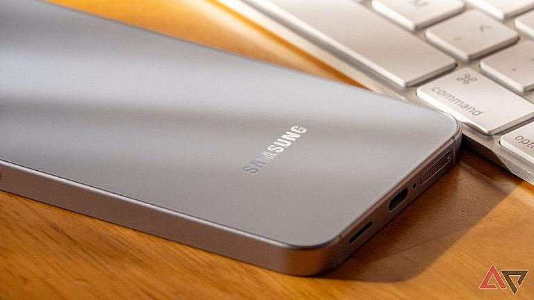 Samsung внедряет новые функции защиты от кражи в One UI 7 для Galaxy. Theft Detection Lock, Remote Lock и другие опции повысят безопасность смартфонов.