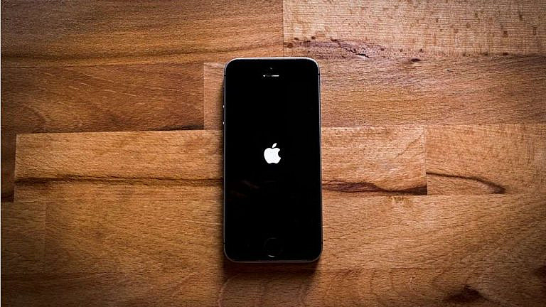 Apple планирует отказаться от кнопок в iPhone, заменив их на тактильные технологии. Будущие модели станут полностью безкнопочными.