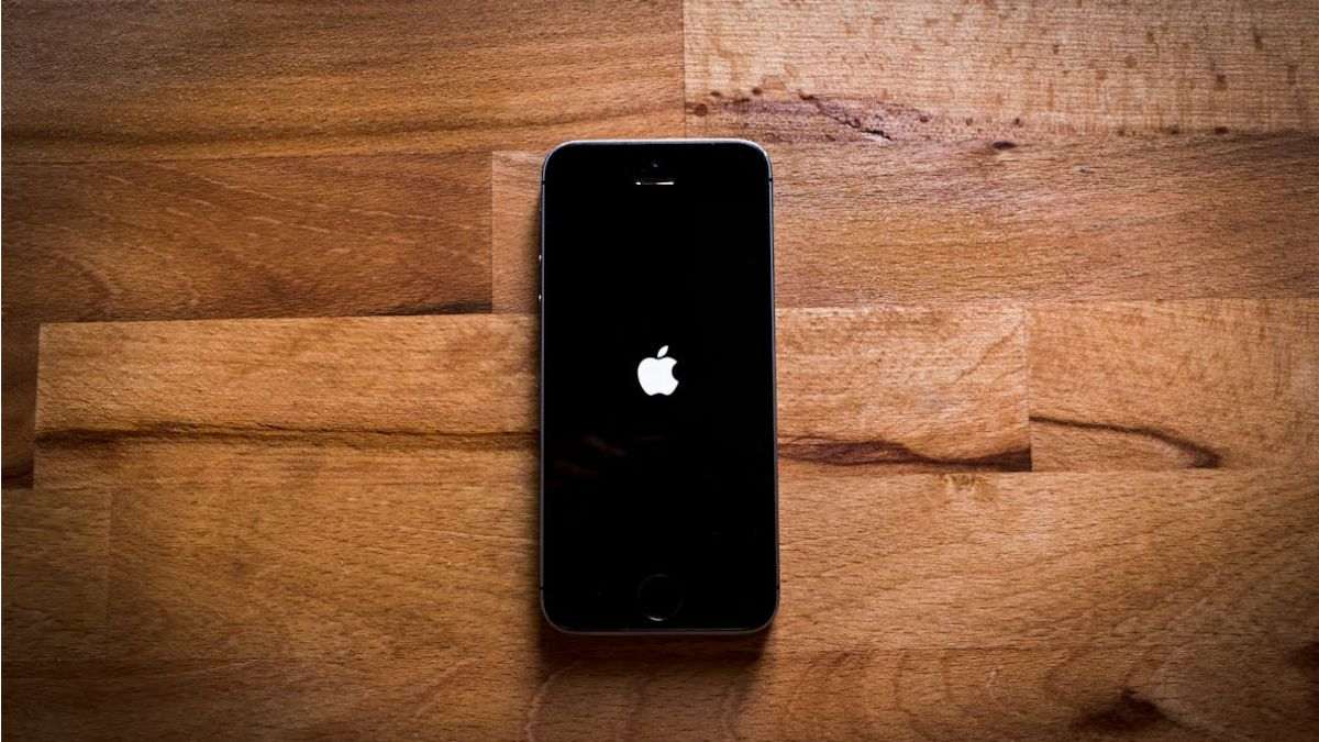 Apple планирует отказаться от кнопок в iPhone, заменив их на тактильные технологии. Будущие модели станут полностью безкнопочными.