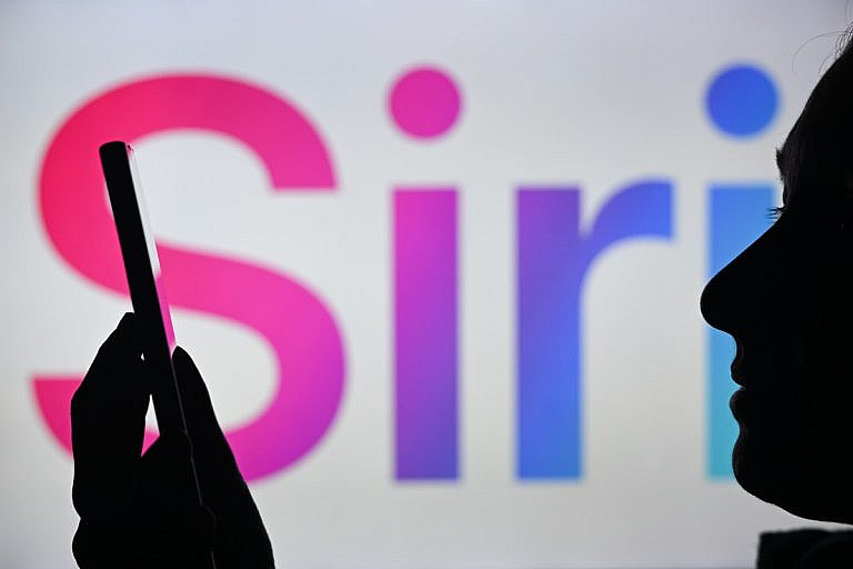 Apple разрабатывает новую Siri с голосовым управлением приложениями. Обновленный фреймворк App Intents позволит выполнять команды без рук. Релиз весной 2026.