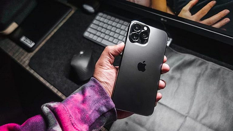 iPhone 16 Pro со скидкой 14 000 рупий в Vijay Sales. Цена от 105 900 рупий, бонусы от банков и обмен. Характеристики: A18 Pro, 6,3' OLED, тройная камера.