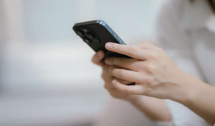 Продажи смартфонов падают, уступая место голосовым помощникам, умным очкам и гаджетам с ИИ. Будущее за технологиями, управляемыми жестами и голосом.
