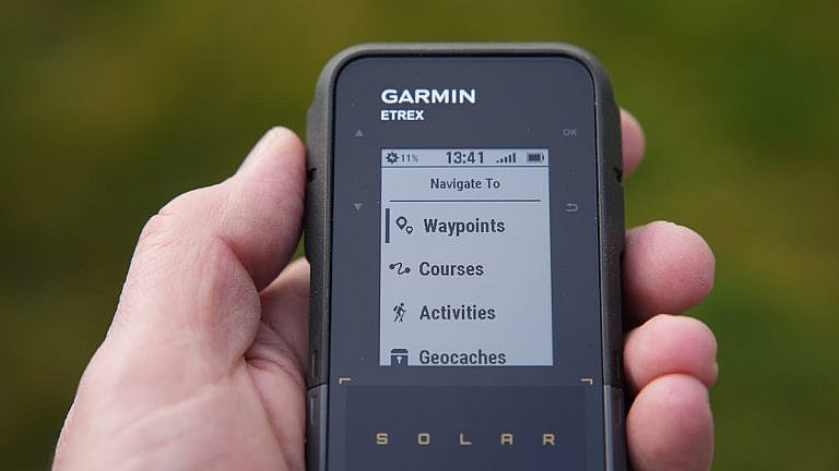 Garmin eTrex Solar вечный GPS-навигатор для походов с солнечной зарядкой, водонепроницаемым корпусом и поддержкой всех спутниковых систем. Идеален для активного отдыха.