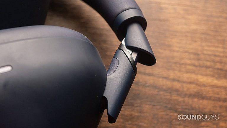 Sony WH-1000XM6 получили металлический шарнир и складную конструкцию, улучшая долговечность. Отличный звук и ANC, но комфорт амбушюр не изменился.