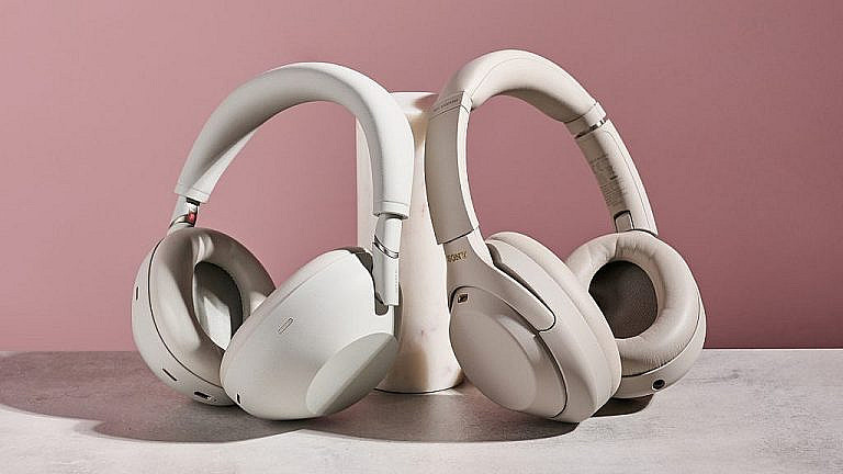 Сравнение Sony WH-1000XM6 и WH-1000XM4: разница в технологиях, звуке и цене. Узнайте, какие наушники выбрать в 2025 году.