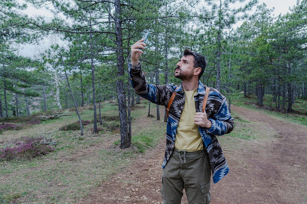 Starlink Direct to Cell позволит смартфонам подключаться к спутникам без допоборудования с 2025 года. SMS, геолокация и экстренные вызовы будут бесплатны.
