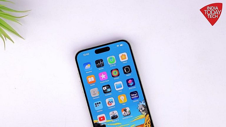 Старые iPhone в Индии популярнее новых Android-смартфонов благодаря производительности, долгой поддержке и экосистеме Apple.