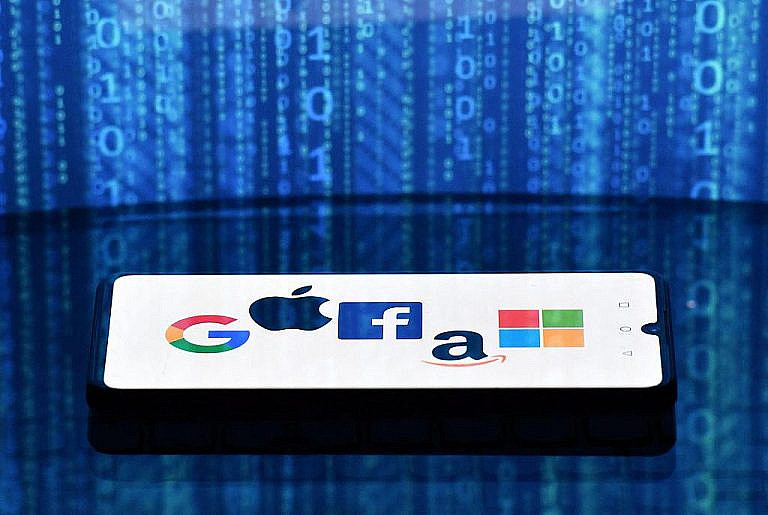 Крупнейшие IT-компании показали рекордную прибыль в 2025 году благодаря ИИ, несмотря на экономические вызовы и высокие инвестиции.