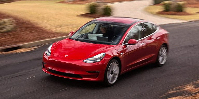 Фейковое предложение Tesla о временном бусте мощности Model 3 вызвало бурный скандал среди владельцев, раскрыв их недовольство платными функциями.