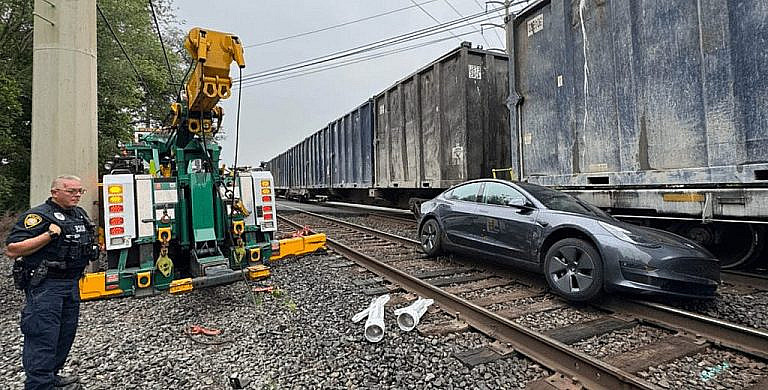 Tesla Model 3 с автопилотом FSD попала под поезд в Пенсильвании. Водитель успел покинуть машину, но инцидент вновь поднял вопросы о безопасности автономных систем.