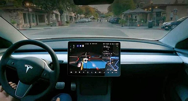 Tesla Full Self-Driving сталкивается с проблемами: обновления не оправдывают ожиданий, hardware 3 устаревает, а конкуренты обгоняют.