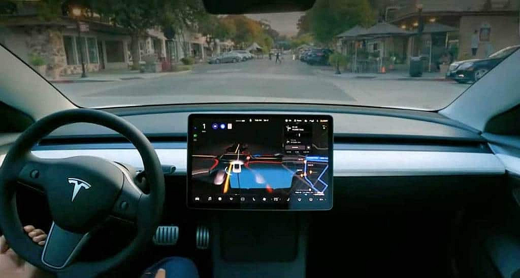 Tesla Full Self-Driving сталкивается с проблемами: обновления не оправдывают ожиданий, hardware 3 устаревает, а конкуренты обгоняют.