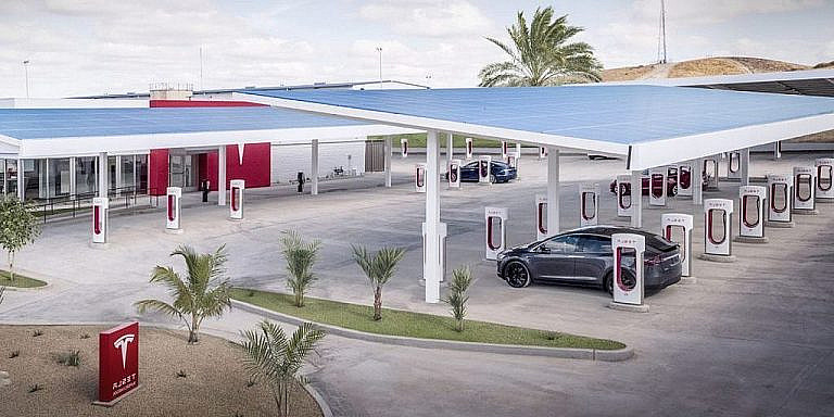 Tesla запустила крупнейшую станцию зарядки во Франции: 56 точек по 250 кВт, лаунж-зона и солнечные панели. Идеальная остановка на трассе A5.