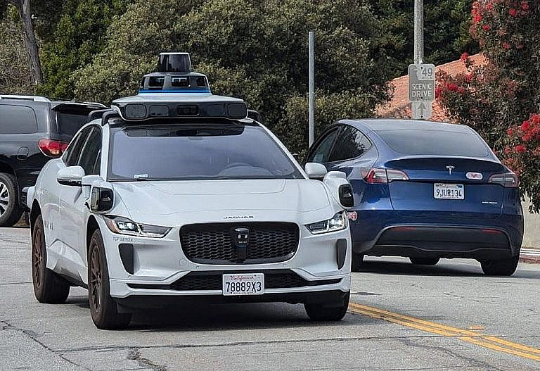Tesla отстает от Waymo в автономном вождении. Разные стратегии: Tesla использует камеры, Waymo лидары. Кто победит в гонке роботакси?