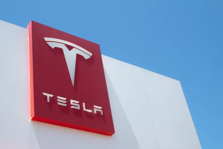 Tesla Powerwall 3 новая домашняя аккумуляторная система с солнечным инвертором, мощностью 11,04 кВт и емкостью 13,5 кВтч.