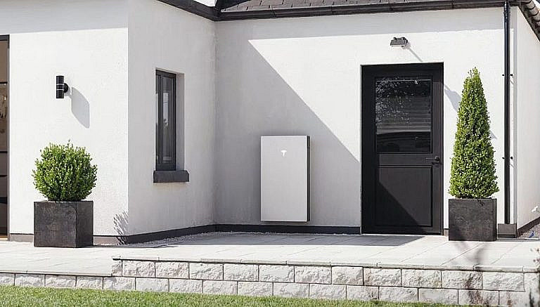 Tesla Powerwall 3 новая домашняя батарея с емкостью 13,5 кВтч, встроенным инвертором и интеллектуальным управлением энергией для экономии и резервного питания.