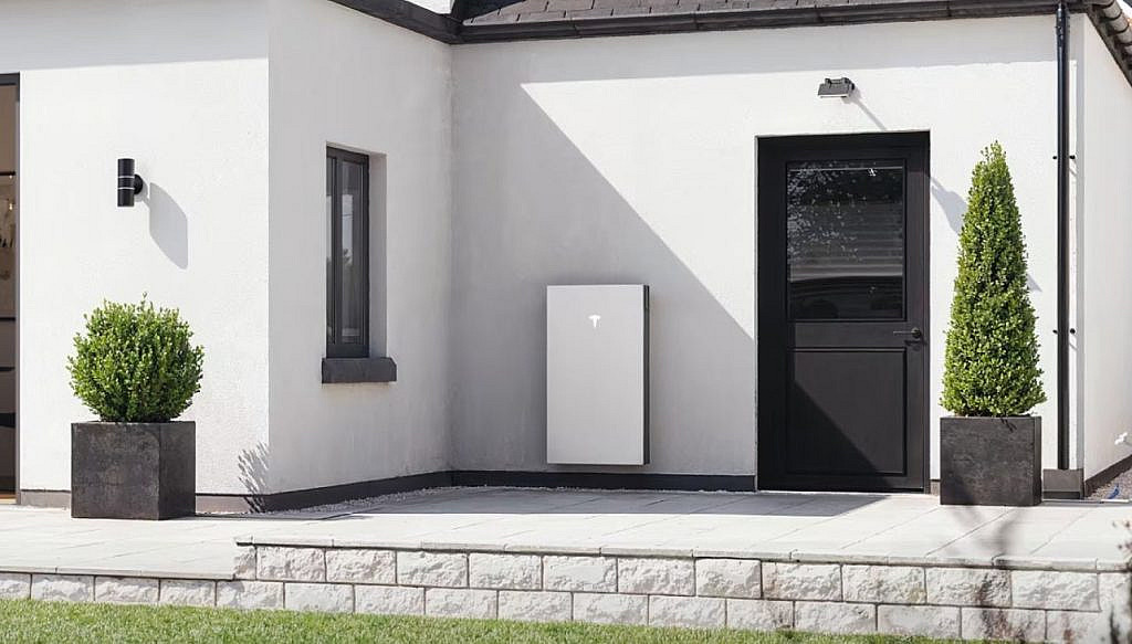 Tesla Powerwall 3 новая домашняя батарея с емкостью 13,5 кВтч, встроенным инвертором и интеллектуальным управлением энергией для экономии и резервного питания.